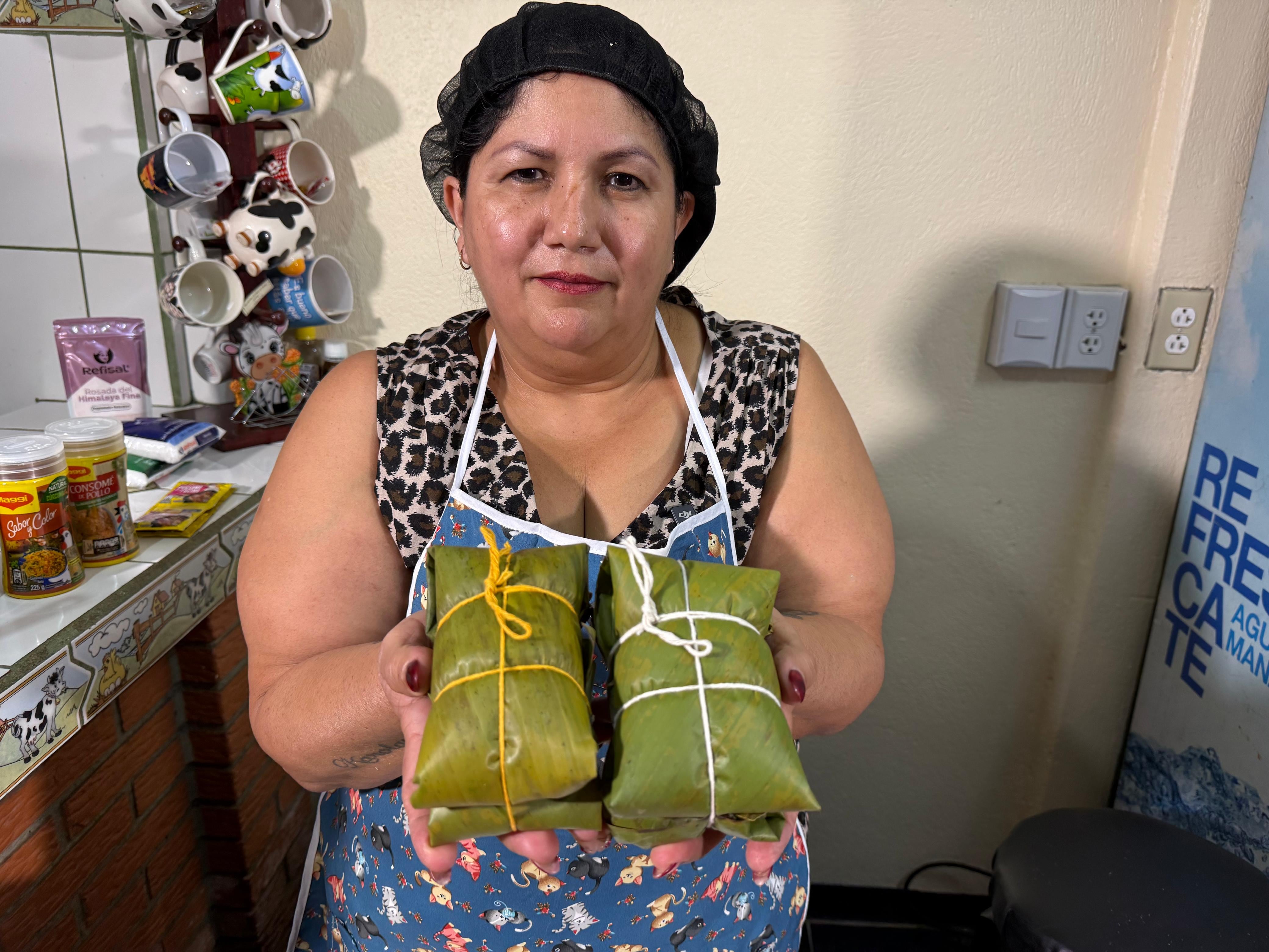 En nuestro último episodio (el cuarto) del “Cazador de tamales” nos fuimos para La Milpa y ahí doña Rosemary Cordero, muy amablemente, nos abrió las puertas de su hogar para que disfrutáramos cómo ella hace tamales