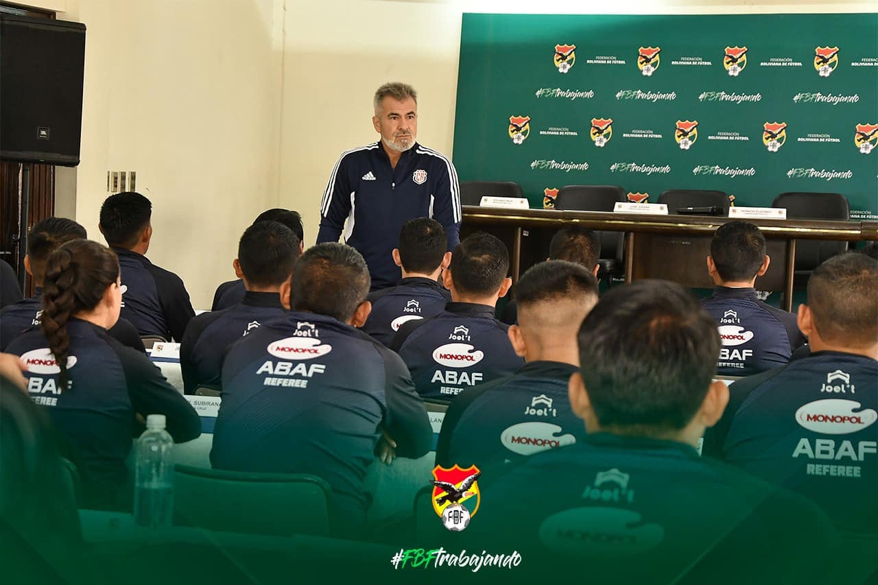 Presidente de la Comisión de Arbitraje de Costa RIca, Horacio Elizondo trabajando en la Federación Boliviana de Fütbol