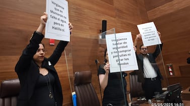 (Video) Diputados hicieron algo nunca antes visto contra el presidente Rodrigo Chaves al frente de él