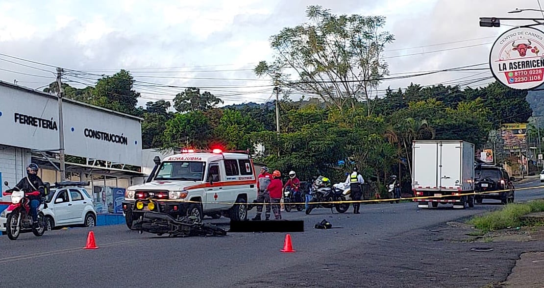 El accidente ocurrió en la vía lateral a la ferretería Las Gravilias en Aserrí. Fotografía: