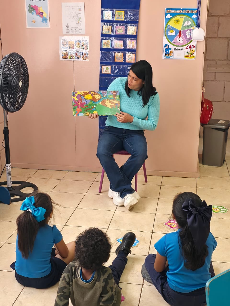 La docente Cindy Ulate Gómez camina entre cañales para llegar a la escuela en Las Mesas. (Autorización de los padres de los menores de edad)