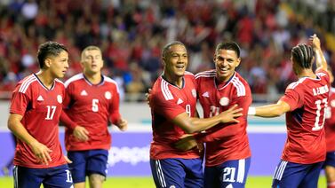 La Teja lo mete en modo Sele y le regala dos camisetas originales de la Selección de Costa Rica