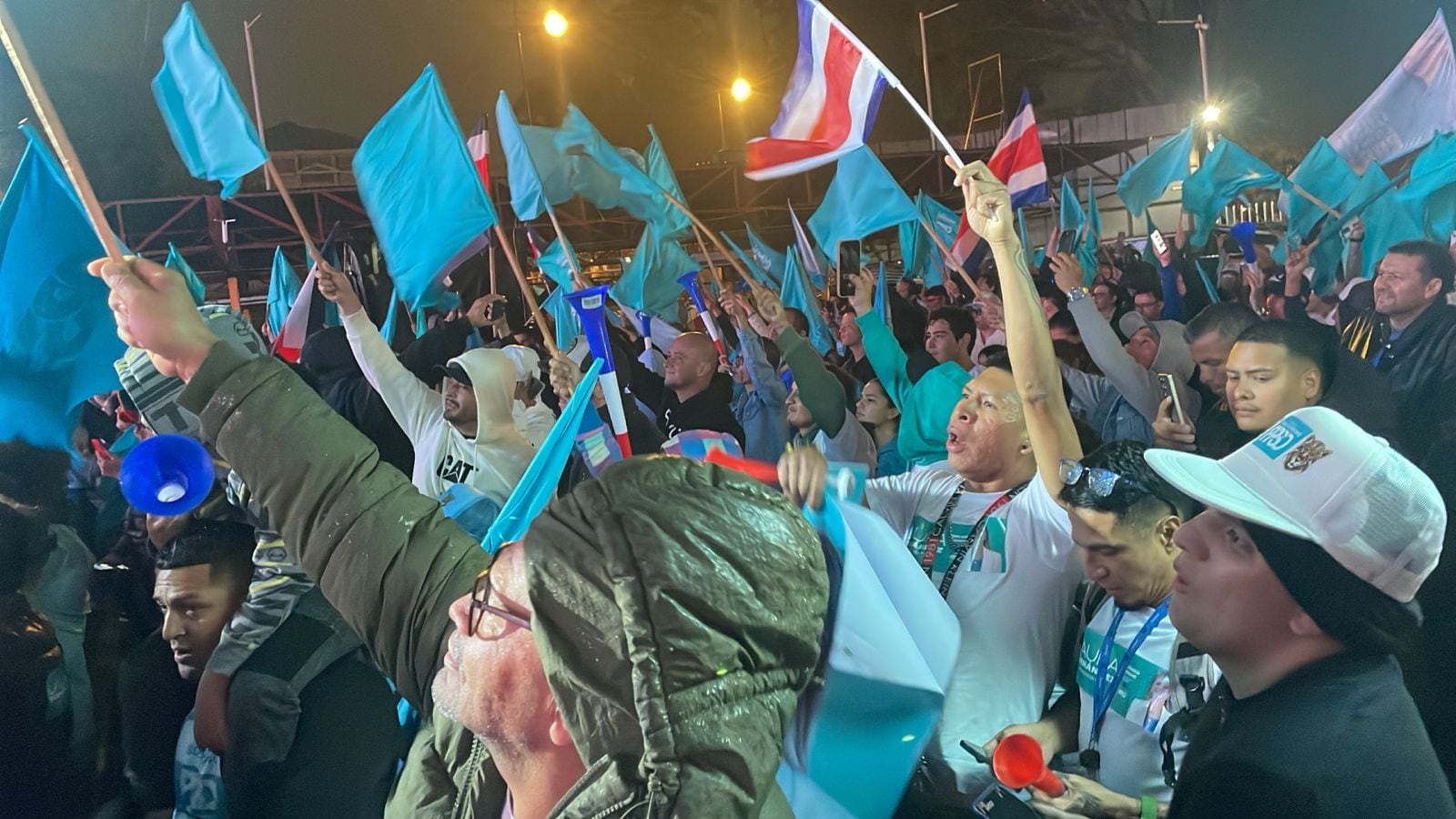 Seguidores de Laura Fernández celebrando su llegada a la silla presidencial por los próximos cuatro años.