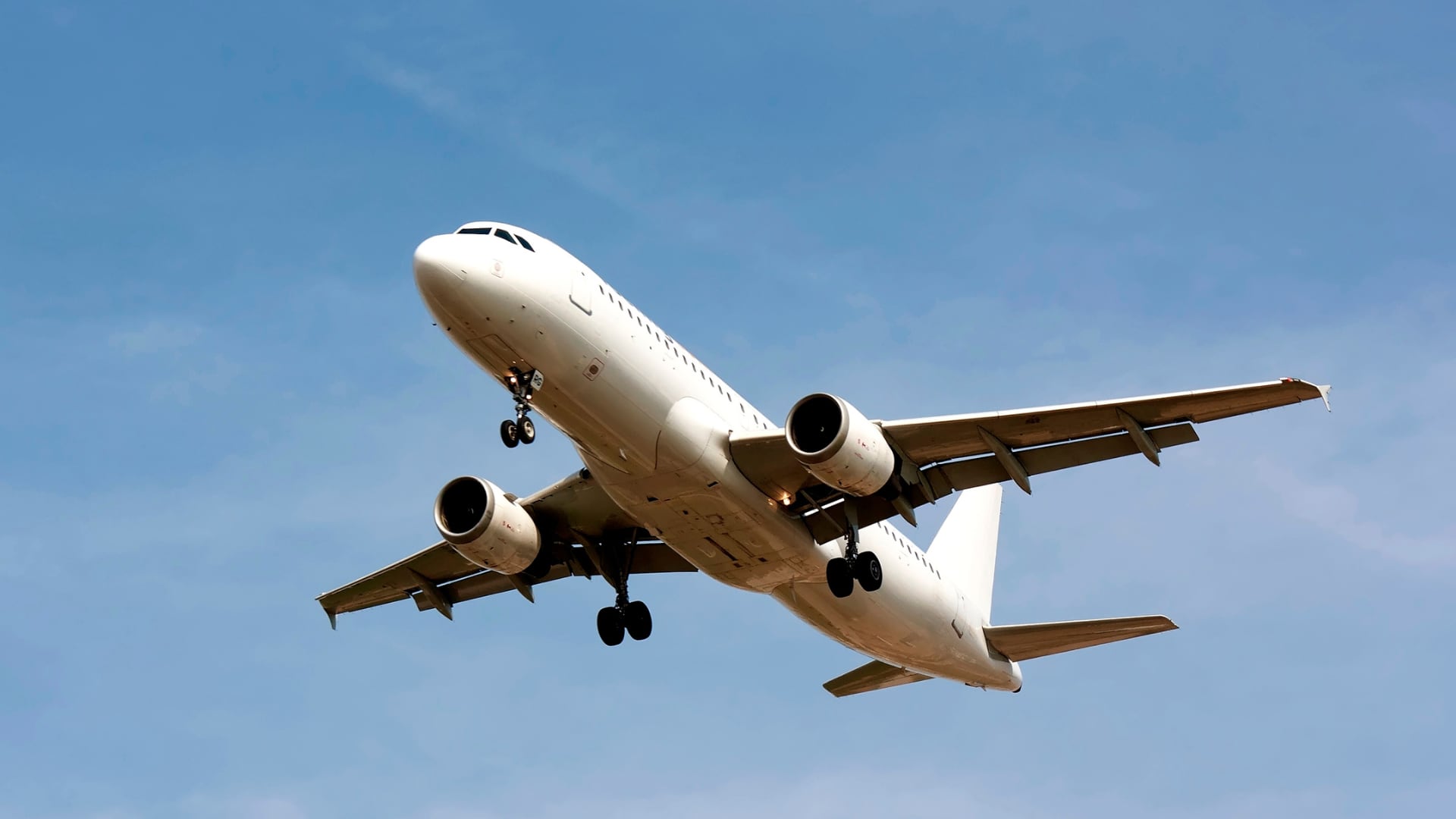 Hombre en EE. UU. se hizo pasar por auxiliar de vuelo y viajó gratis 34 veces. Fue hallado culpable y espera sentencia en agosto.