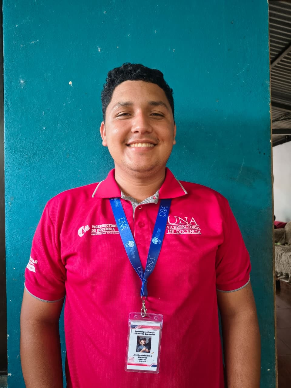 José Ismael Urbina a los seis años migró desde Nicaragua junto a su familia en busca de oportunidades; hoy, a sus 23 años, cursa Educación Comercial en la UNA y fue distinguido como Estudiante Modelo por su liderazgo y compromiso social