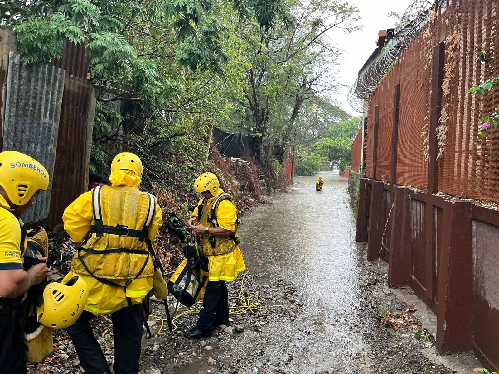 Bomberos rescata a 42 personas afectadas por las inundaciones en Liberia