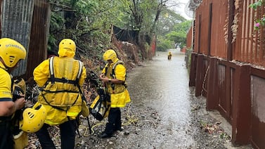 Bomberos rescatan a 42 personas tras severas inundaciones en Liberia