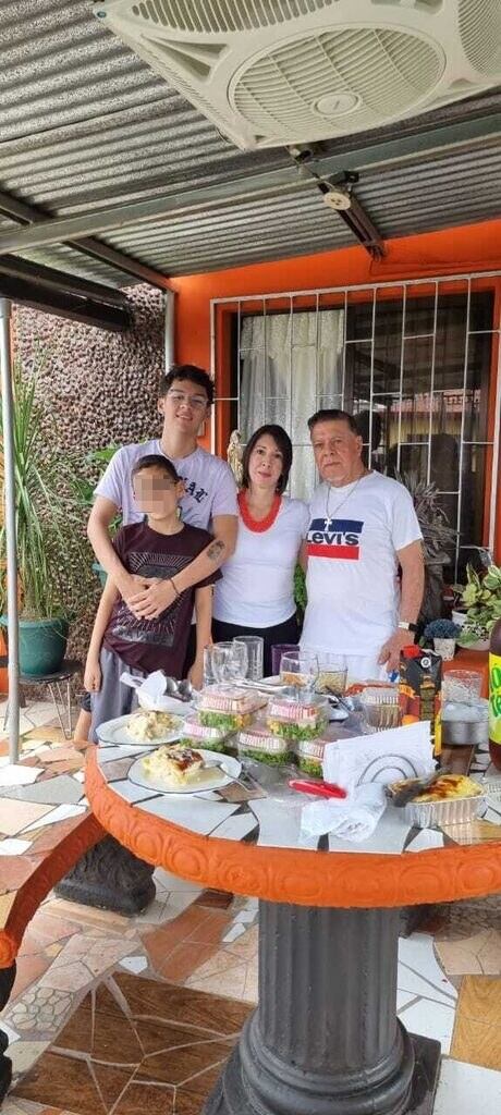 Don Marvin Araya guarda como un tesoro las fotos junto a sus nietos Andrés y Alonso Ramírez Araya, de 14 años y 21 años; junto a su hija de nombre Alejandra. Foto: Cortesía Marvin Araya