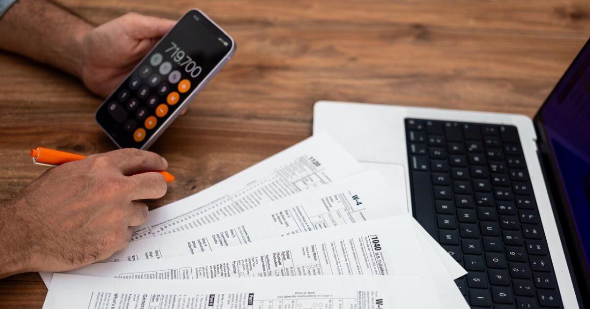 En la imagen alguien llenando una declaración tributaria