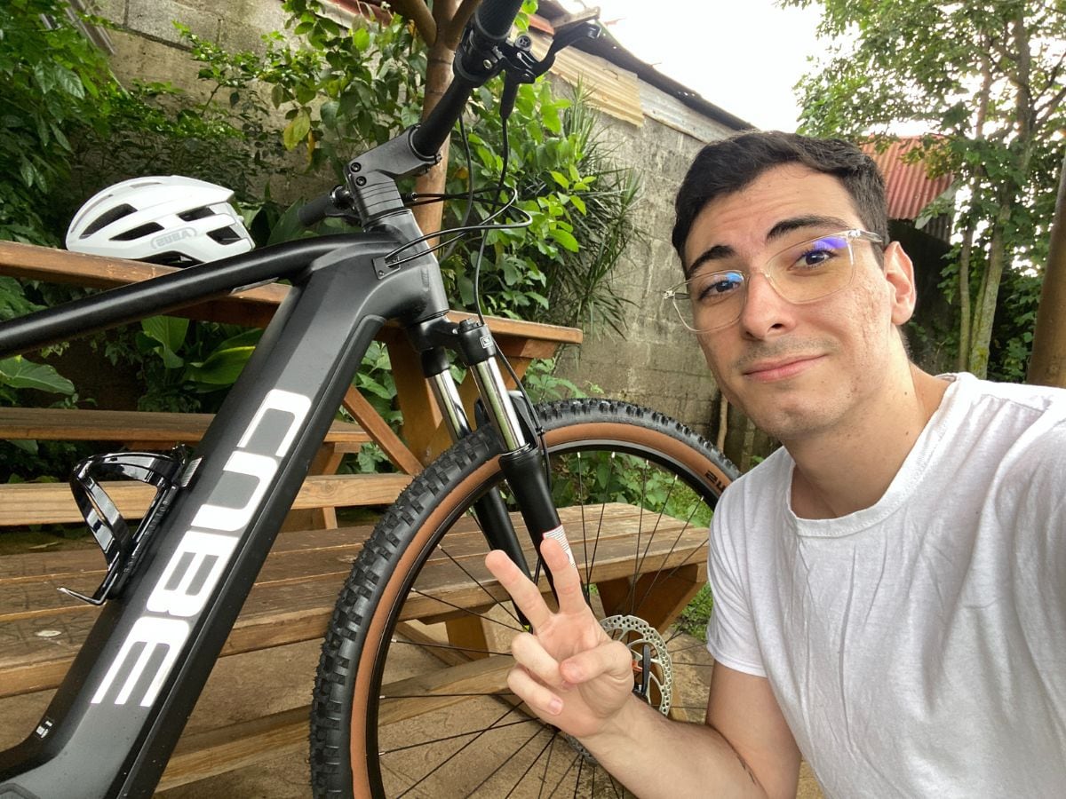 Ahí donde me ven, con esa risa nerviosa, en realidad estaba encantado con la bicicleta y no quería devolverla.