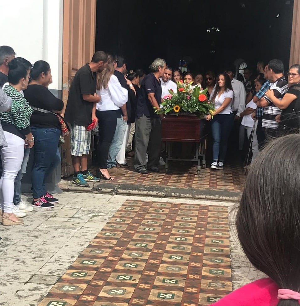Funeral de Eva Morera, joven asesinada por su expareja en Heredia. Foto Adrián Galeano