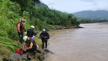 ¡Terrible! Hallan cadáver de mujer a la orilla del río más grande del país