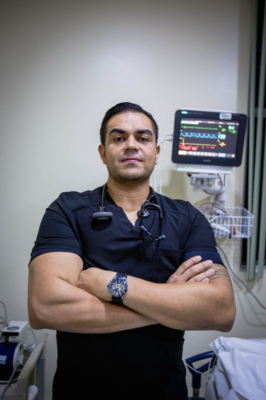 Dr. Oscar Esteban Buitrago Carazo, Médico Especialista en Medicina de Emergencias; Presidente de la Asociación Costarricense de Médicos Emergenciólogos ; Ex profesor y miembro del Comité de Posgrado - UCR Director Médico SEMEDES (servicios médicos especializados).