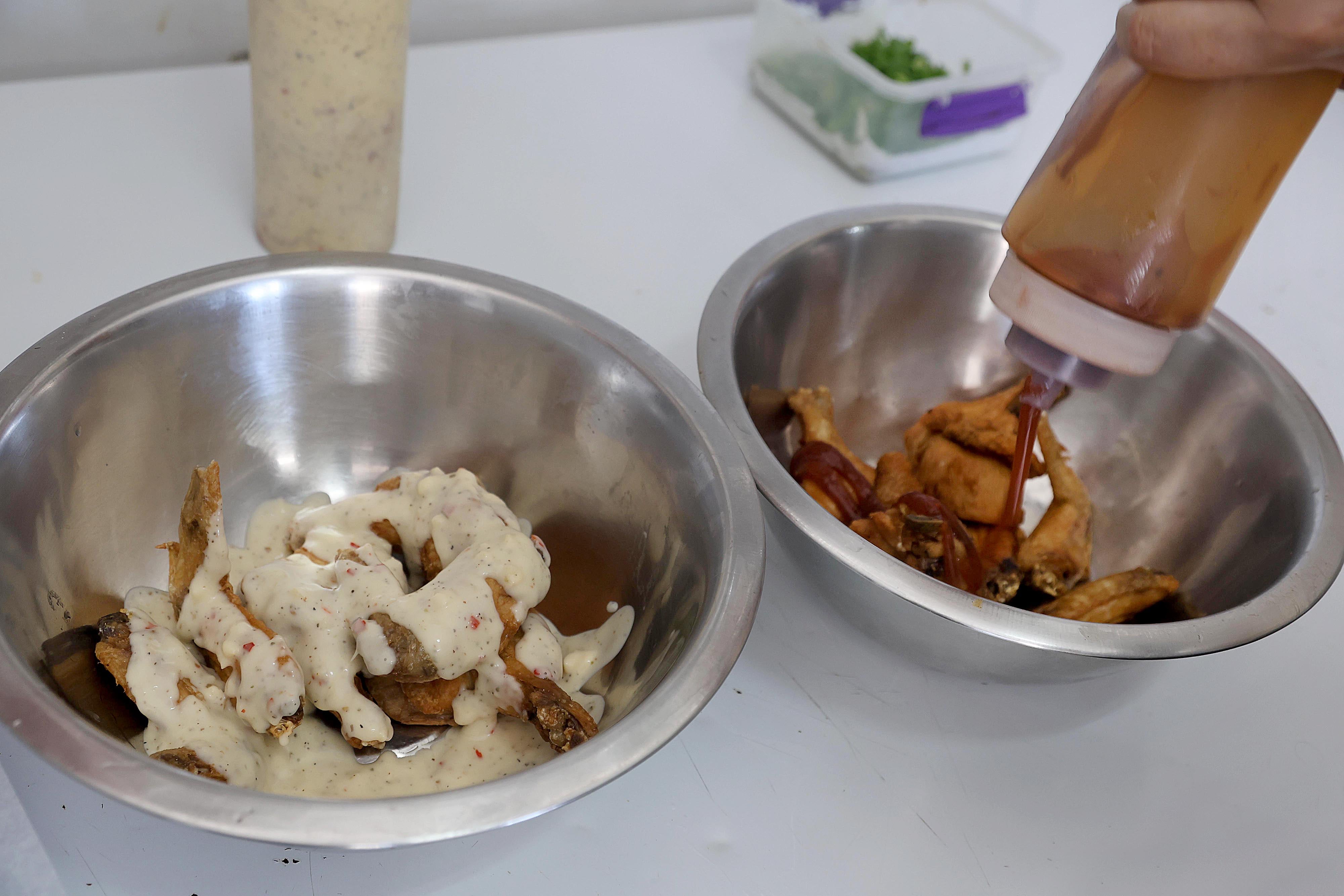 16/04/2024 San Pedro. Wings on Fire, local gastronómico ubicado diagonal a Muñoz y Nane, que entre otras cosas se ha vuelto famoso por las alitas de pollo bañadas con salsas diferentes a las tradicionales, como maracuyá, mora y tamarindo, entre otras. Foto: Rafael Pacheco Granados