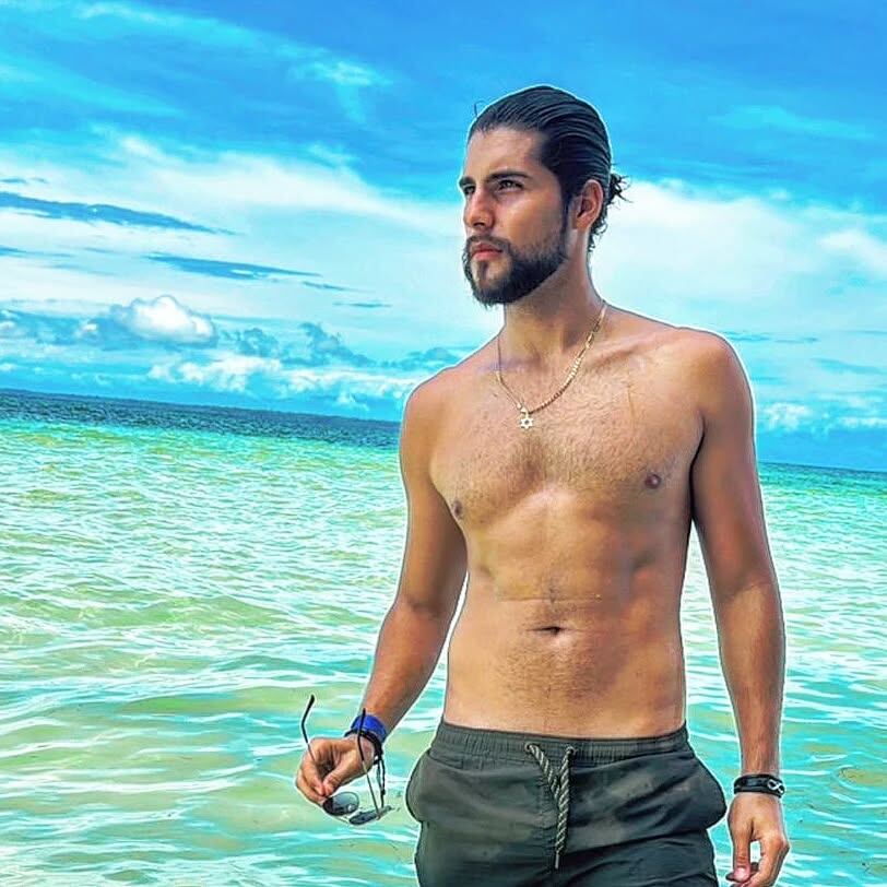 El bailarían de canal 7, César Abarca, se está poniendo todavía más guapo y esta semana mostró los primeros resultados de su “nuevo físico”.