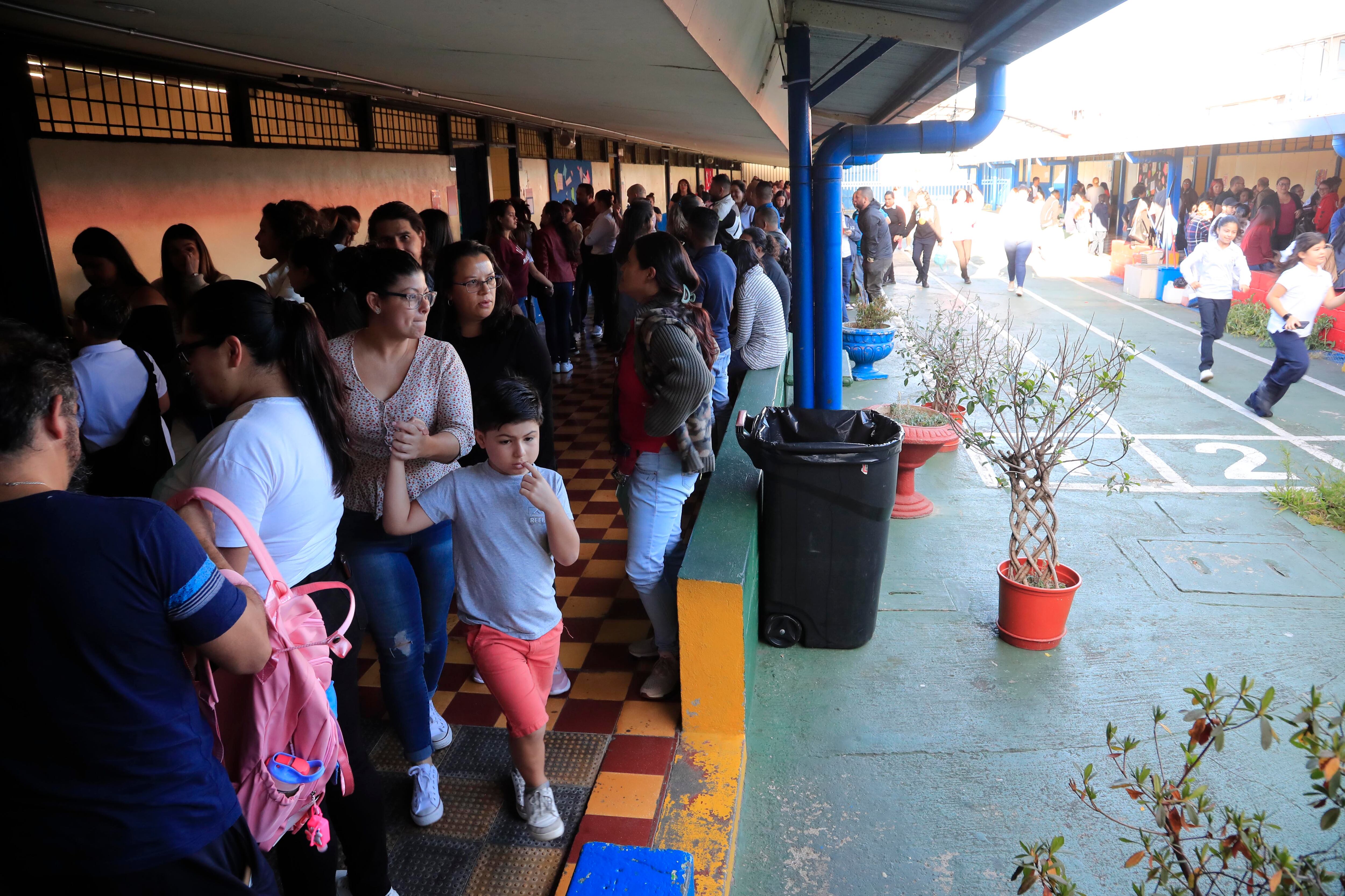 08/02/2024    Escuela Porfirio Brenes, Moravia. Escuelas y colegios recibieron este jueves por la mañana a miles de estudiantes, durante el inicio del curso lectivo. Como es natural, los más pequeños llegaron bien abrigados y acompañados de sus padres. No faltaron las escenas frío y las emotivas despedidas. Foto: Rafael Pacheco Granados
