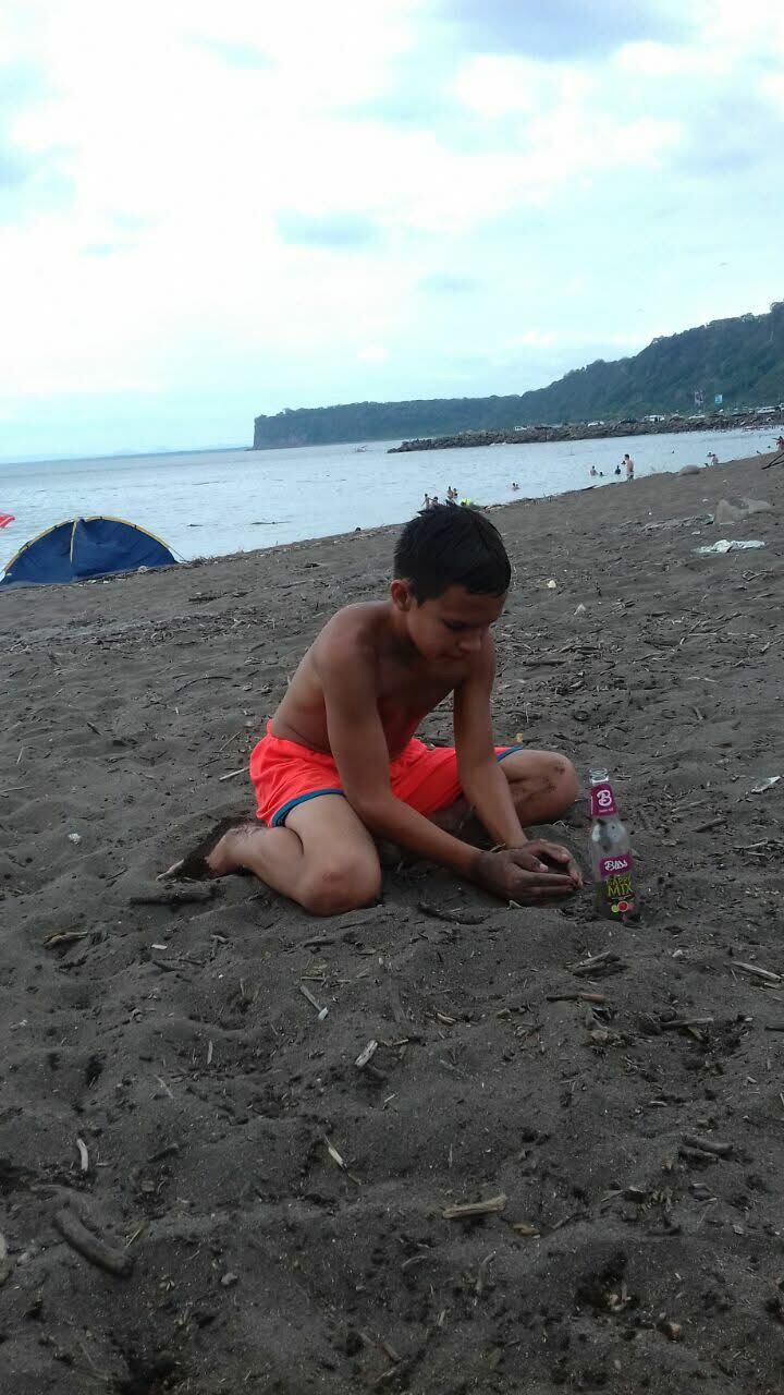 Adrián Chévez, jugador del Municipal Liberia abrió su corazón en el Día del Niño y la Niña. Cortesía.