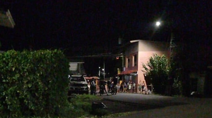 El cuerpo del hombre quedó tendido en medio de una calle. Foto Siquirres se Informa.