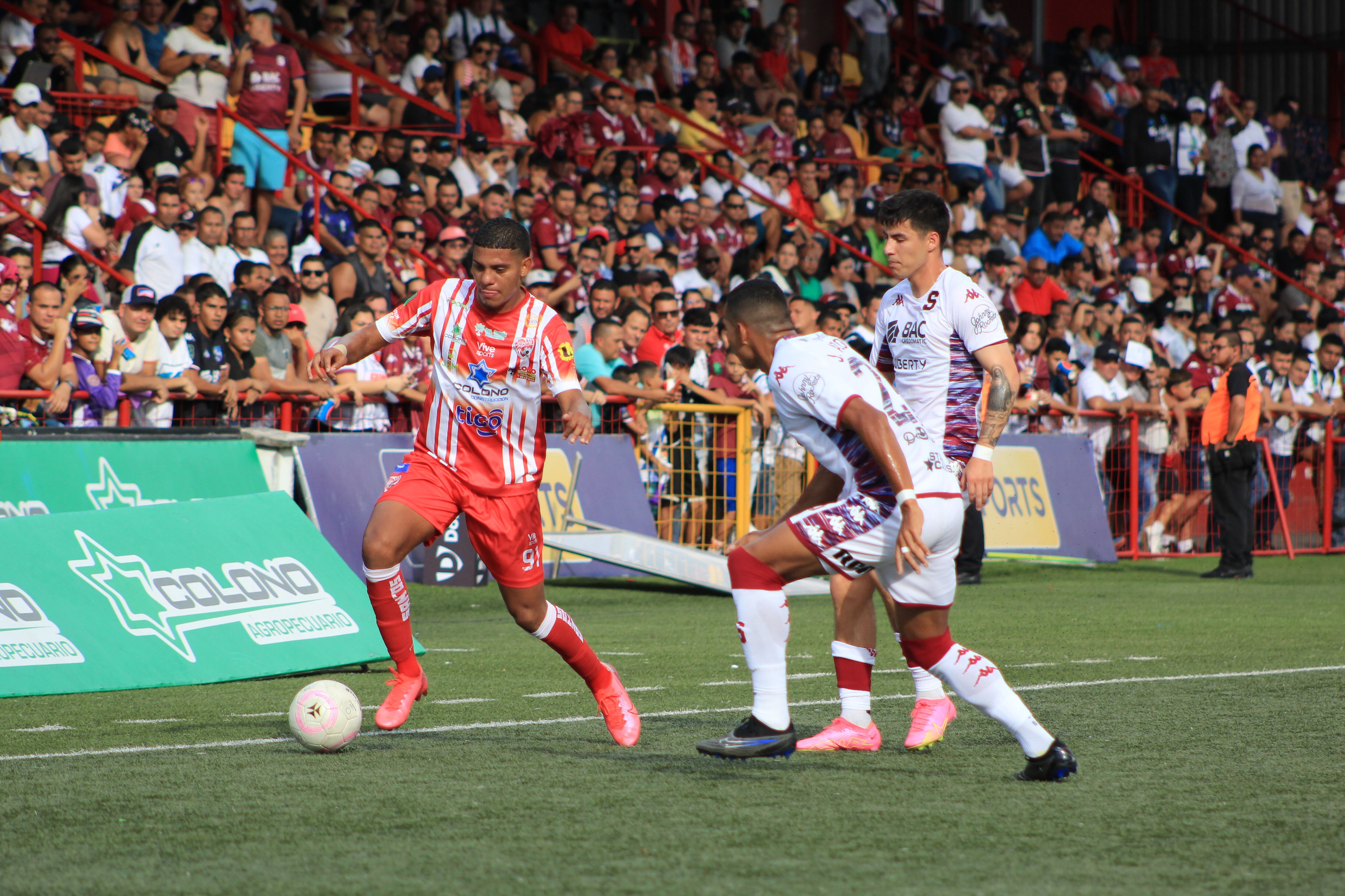 Pese al dominio del Santos, Saprissa pudo remontar el juego a punta de coraje.