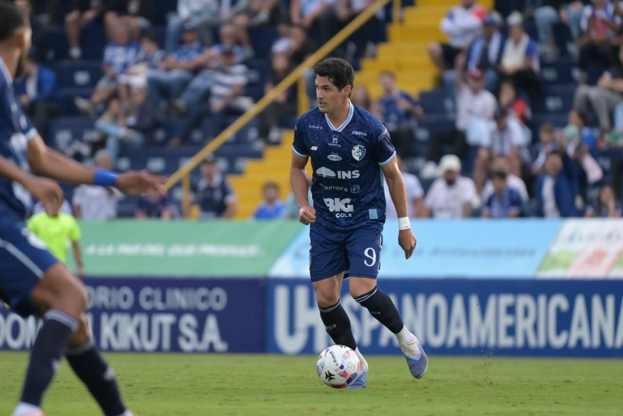 Tepa González recibió una dura patada del panameño Christian González.
