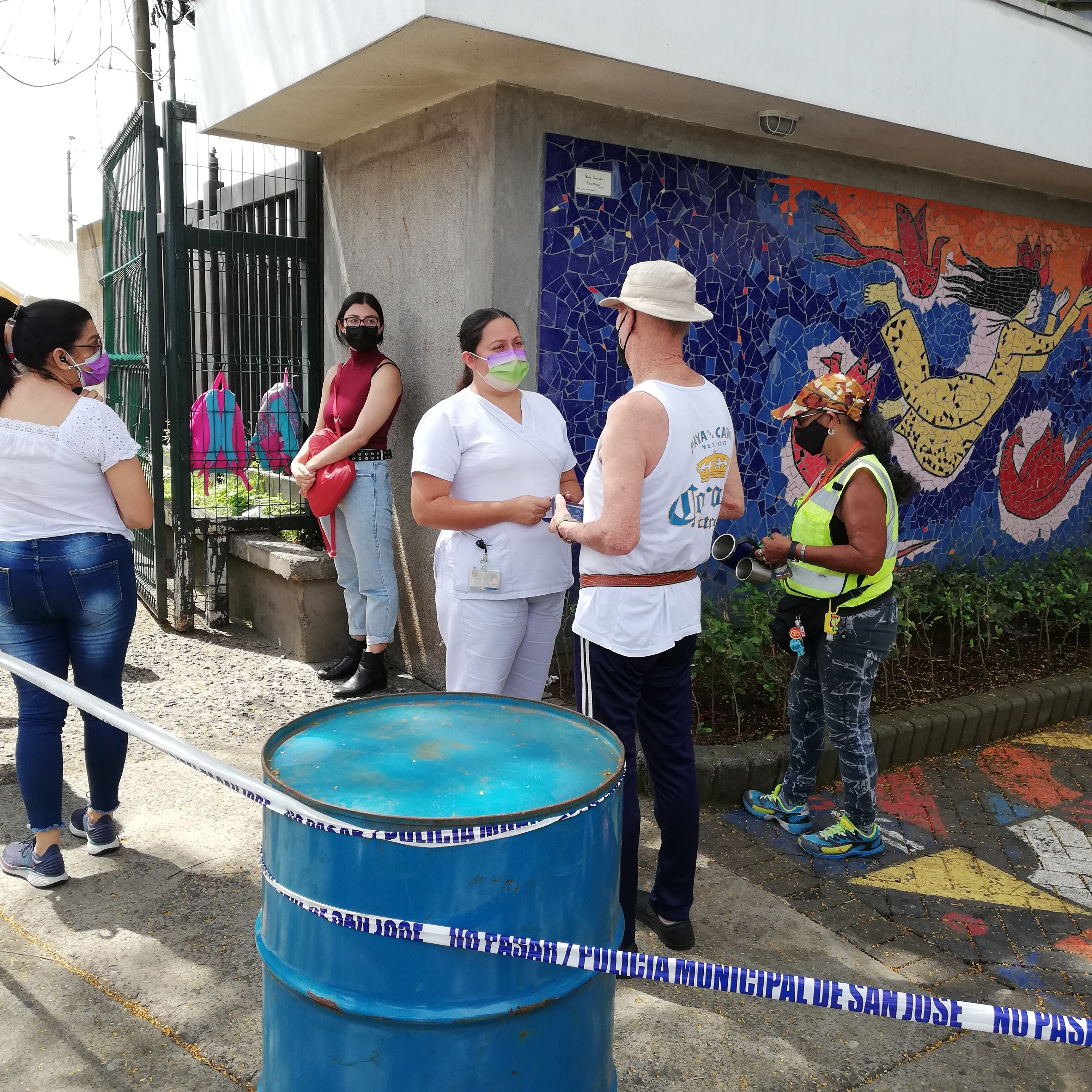 Don Eloy Castro Pérez tiene 79 años, es vecino de barrio don Bosco y el 17 de octubre se fue vacunar por primera vez contra el covid-19 en la clínica Moreno Cañas de barrio Cuba. En la foto, la enfermera Sundry Blanco lo atiende en la fila del vacunatorio en el Mercado Mayoreo en avenida 10 de San José.