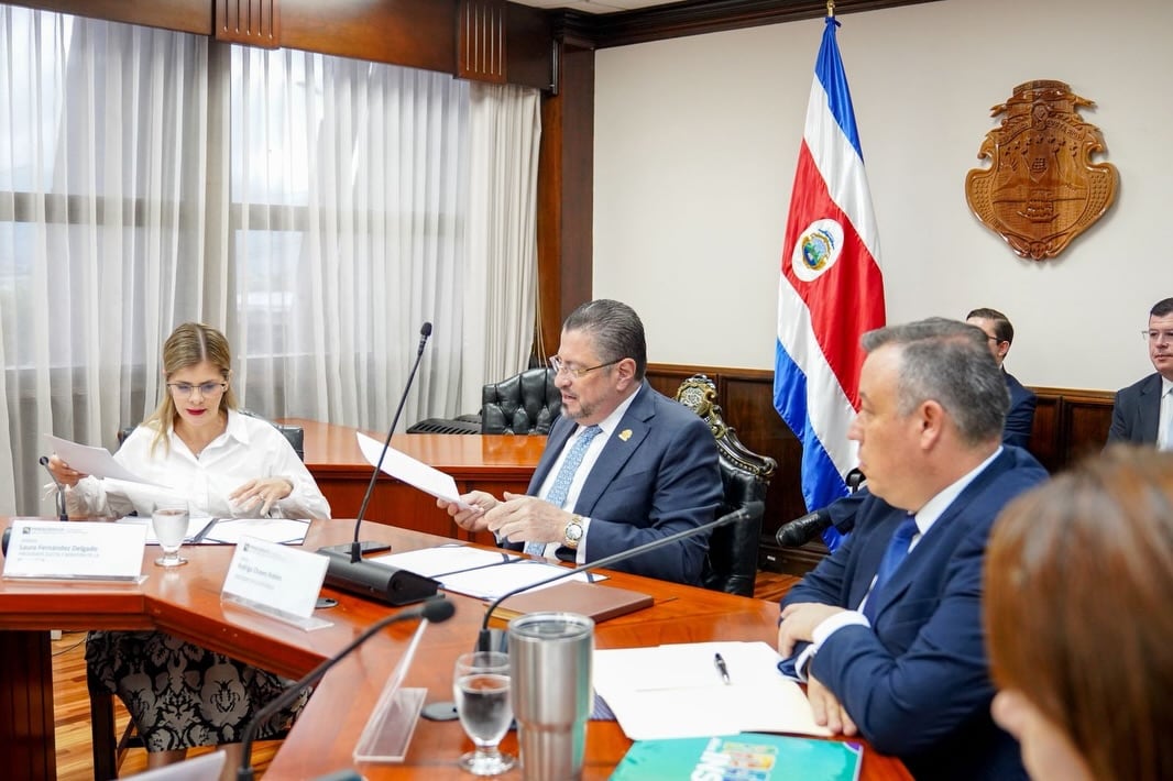 Laura Fernández y Rodrigo Chaves se reunieron con la fracción de Pueblo Soberano.