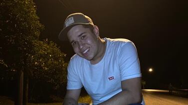 Joven que murió en vuelco al parecer transportaba licor de contrabando y trató de huir de policías