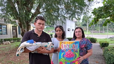 A familia migrante venezolana le nació bebé en Costa Rica, ¿qué pasa con los papás de ese bebé tico?
