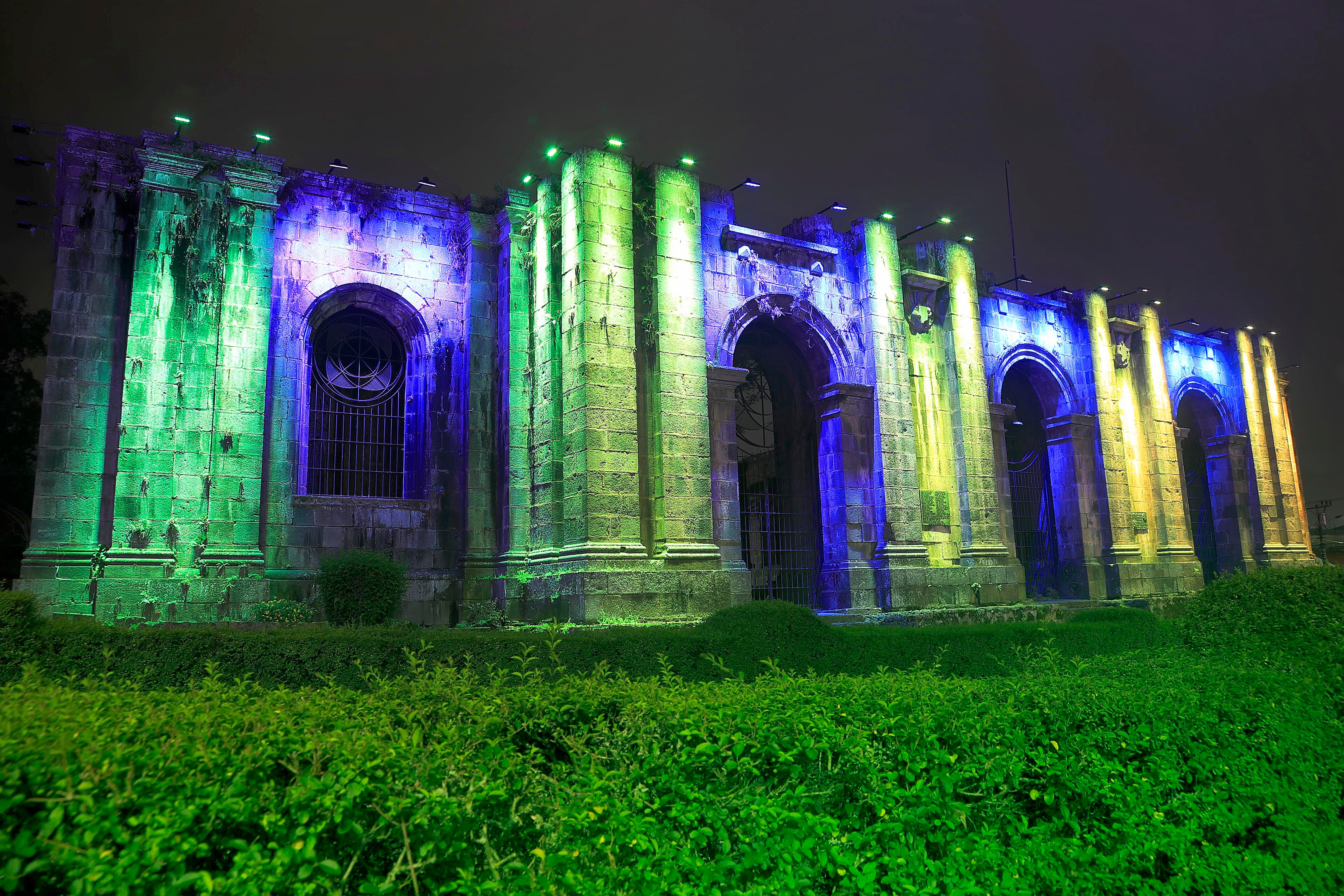 28/10/2023. Cartago. Ruinas camaleónicas. Las paredes de las Ruinas de Santiago Apóstol lucirán más hermosas que nunca. A partir de ahora tendrán iluminación coloreada permanente, y esta podrá variar según la época. Así, mantendrá los colores patrios durante setiembre, y los tradicionales tonos de época navideña, pero también podrán teñirse de rosado para destacar el mes del cáncer de mama o de los que identifiquen alguna campaña específica. Este sábado por la noche los encargados de los trabajos, de GBT, hicieron las pruebas previo a los actos de este domingo cuando se celebren los 202 años de la firma del Acta de Independencia y se inaugure el bulevar en honor a la fecha.