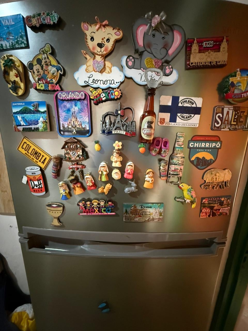 आपण रेफ्रिजरेटरमध्ये ठेवलेल्या चुंबकांसह स्मृतिचिन्हे अधिक विजेचा वापर करतात का?