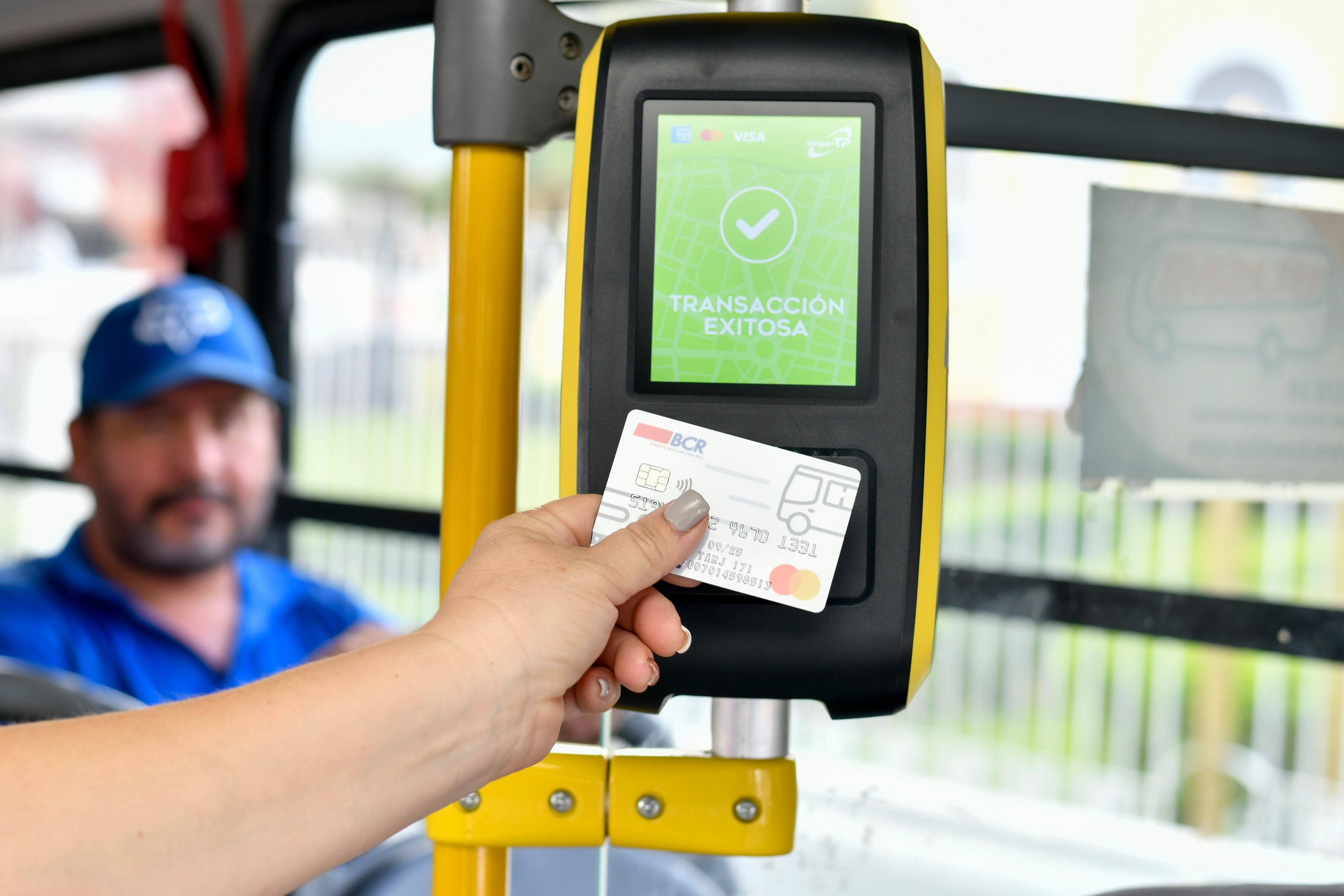 Desde este martes 3 de diciembre más de 133 mil habitantes de los cantones de Escazú y Santa Ana pueden pagar su pasaje del bus con tarjeta de crédito o débito.