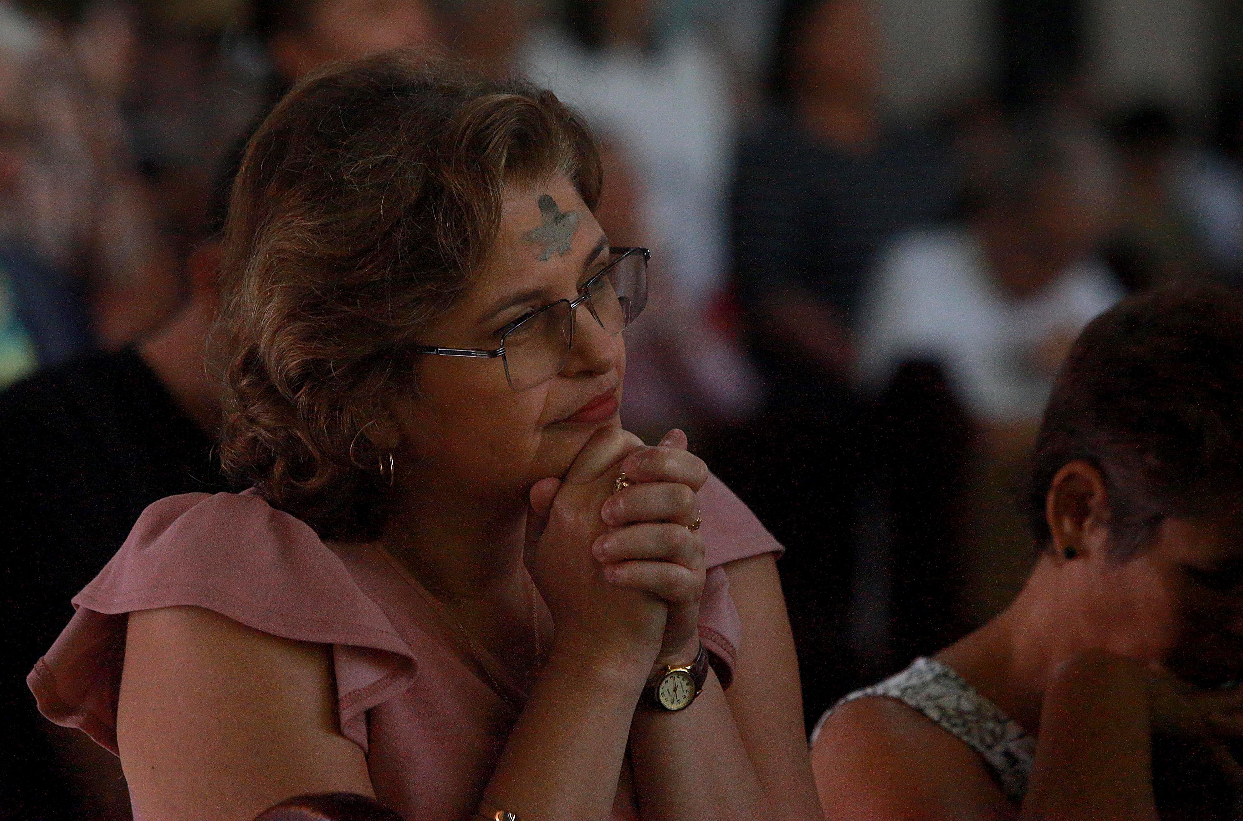 14/02/2023 Turrialba. Este miércoles se celebró la tradicional Misa de Ceniza, ceremonia que marca el inicio de la Cuaresma, un periodo de cerca de 40 días durante el cual las personas católicas se preparan para la Pascua de la muerte y resurección de Jesús. En la parroquia San Buenaventura, de este cantón cartaginés, fue el vicario Luis Arce fue quien presidió la eucaristía y además él mismo, con la colaboración de tres ministros de la Eucaristía, se encargó de signar con la cruz en la frente de los fieles. Foto: Rafael Pacheco Granados