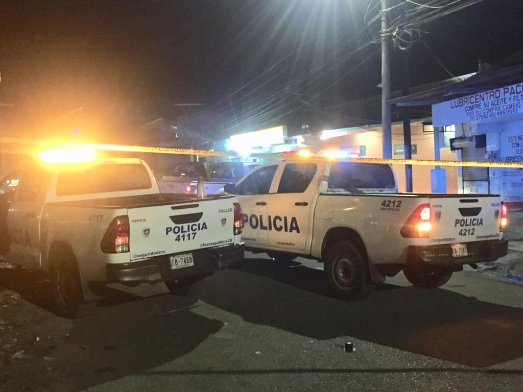 Aparentemente, la víctima fue abordada por dos hombres que se desplazaban en una motocicleta y le dispararon en reiteradas ocasiones. Foto Raúl Cascante.
