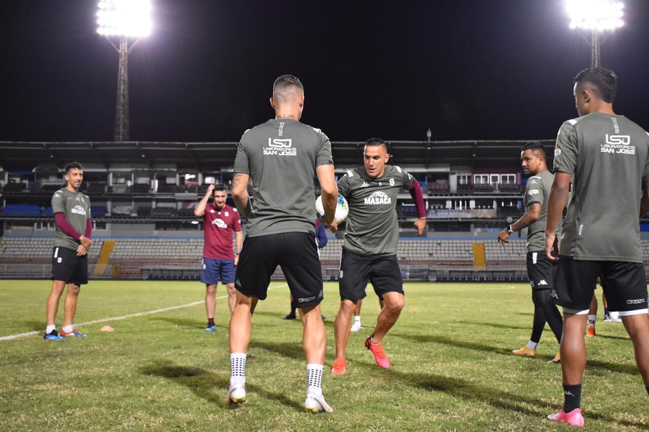 El lunes por la noche, los morados reconocieron la cancha del Tiburcio Carías. Cortesía.