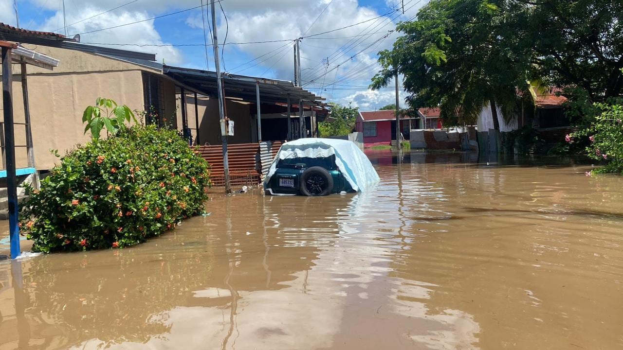 Bomberos y Cruz Roja ayuda a los afectados por inundaciones en Bella Vista, Valle Azul y Valle Verde. Foto: Bomberos y Cruz Roja