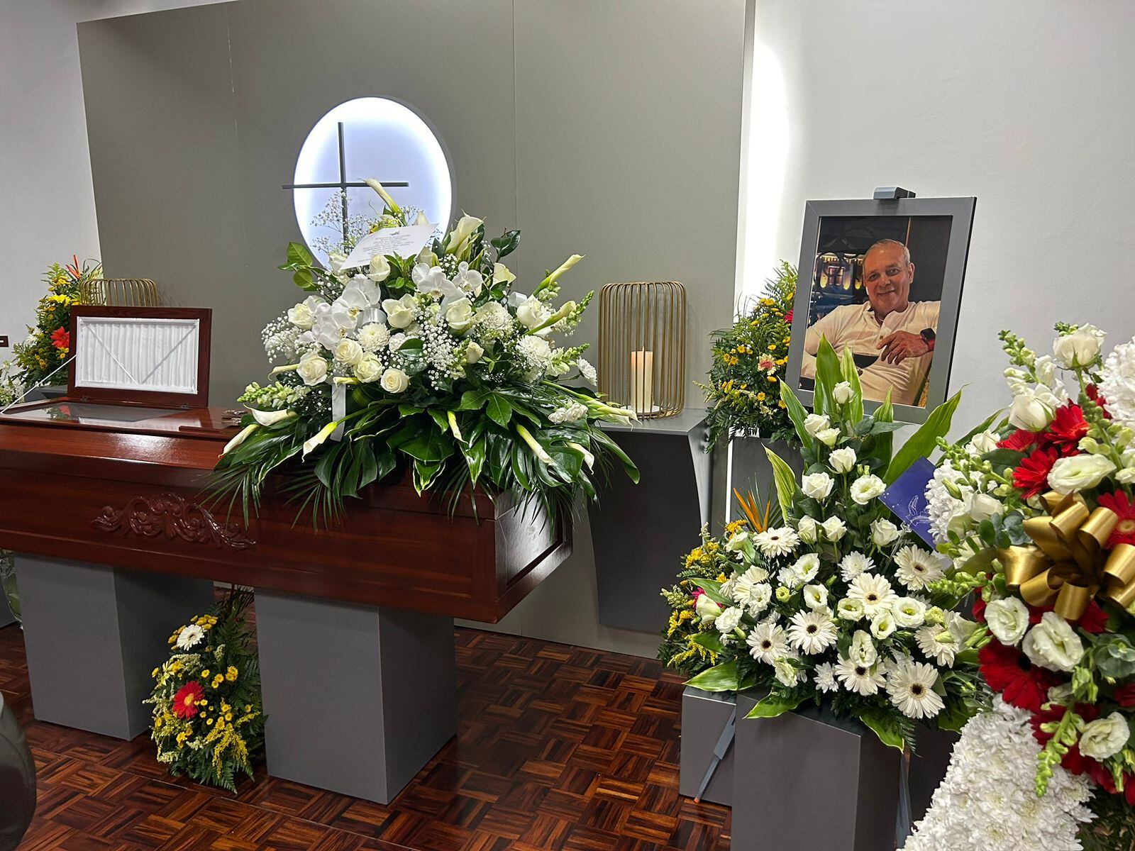 Familiares y amigos del mundo del fútbol llegaron al funeral del exárbitro Ramón Luis Méndez. Manuel Herrera.