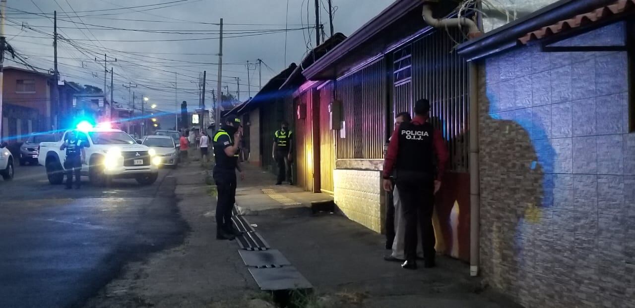 Un hombre entró a la casa de una adulta mayor y al darse cuenta que lo seguía la policía, tomó la decisión de atrincherarse.