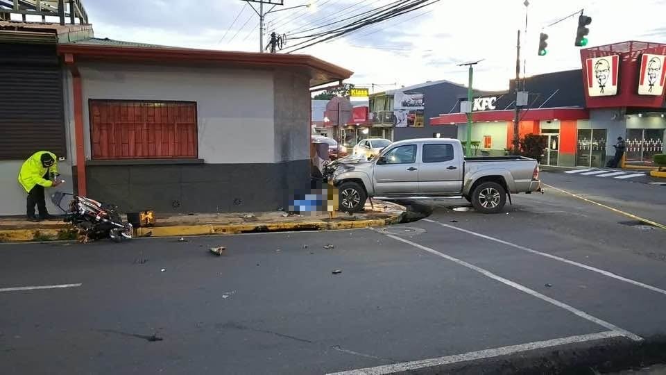 El violento accidente ocurrió la madrugada de este lunes en el centro de Alajuela. Foto Sucesos Escazú.