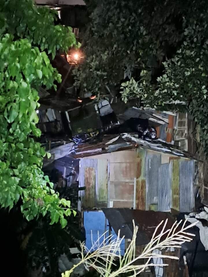 Tres casas cayeron en un río en Guararí de Heredia