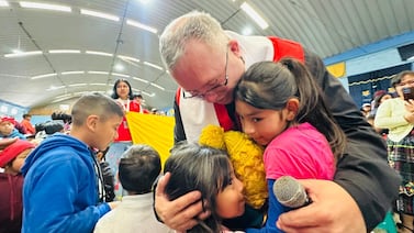 Padre Sergio Valverde les alegra la Navidad a niños guatemaltecos a pesar del intenso frío