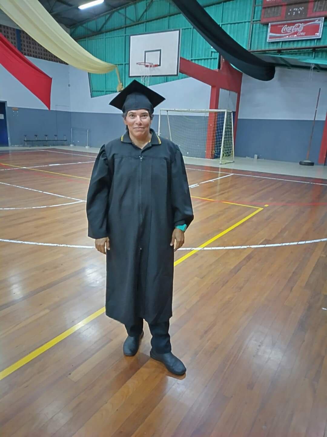 Flora Oviedo Cortés es una valiente mujer de 49 años que se gana la vida vendiendo copos en el parque de Desamparados.