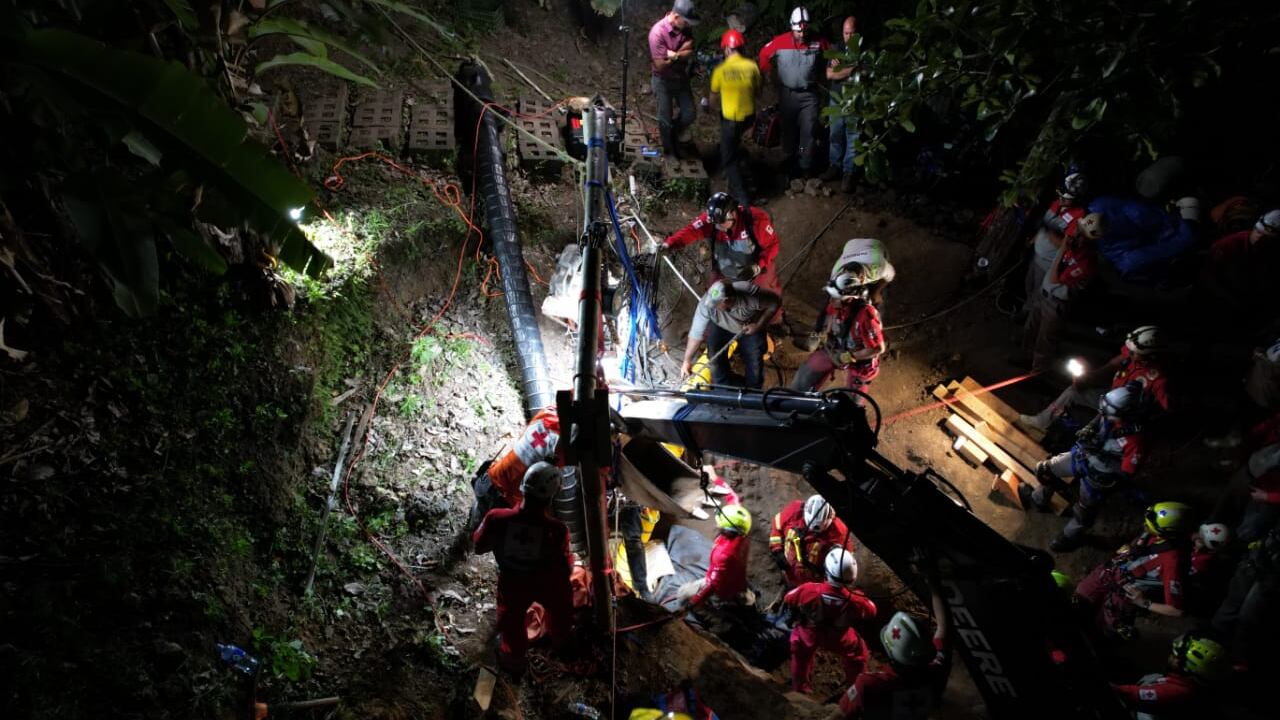 Rescate de trabajador que quedó en alcantarilla en Tabarcia de Mora. Foto: Cruz Roja