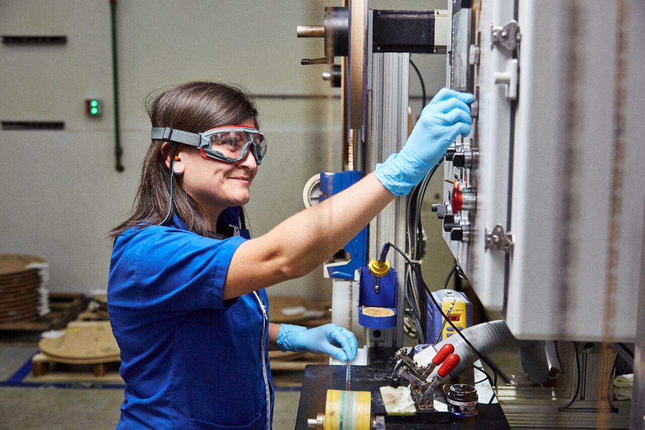 Samtec es una empresa norteamericana, con casa matriz en Indiana, Estados Unidos. Fundada en 1976, cuenta con más de 5.000 empleados alrededor del mundo, de los cuales más de 1.000 trabajan en Costa Rica