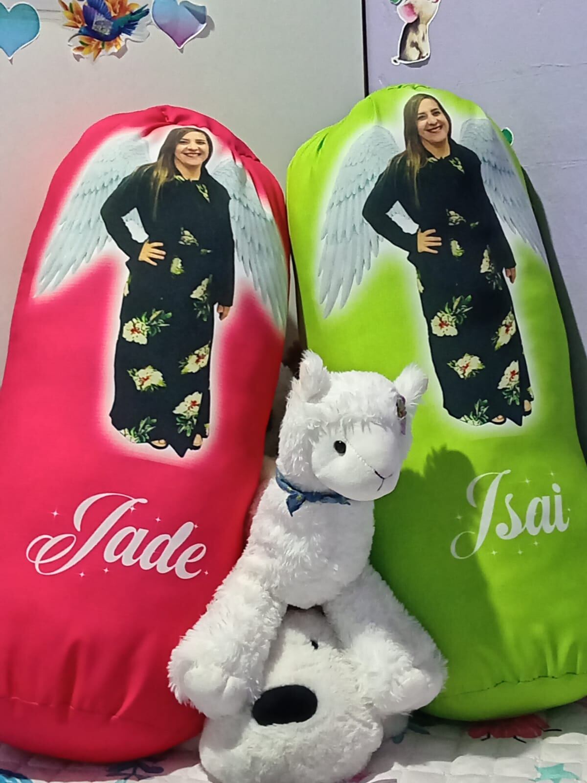 Almohadones que mantienen vivo el recuerdo de Rebeca Castillo Hernández, de 34 años, víctima de femicidio. Foto: Cortesía Flory Hernández para La Teja