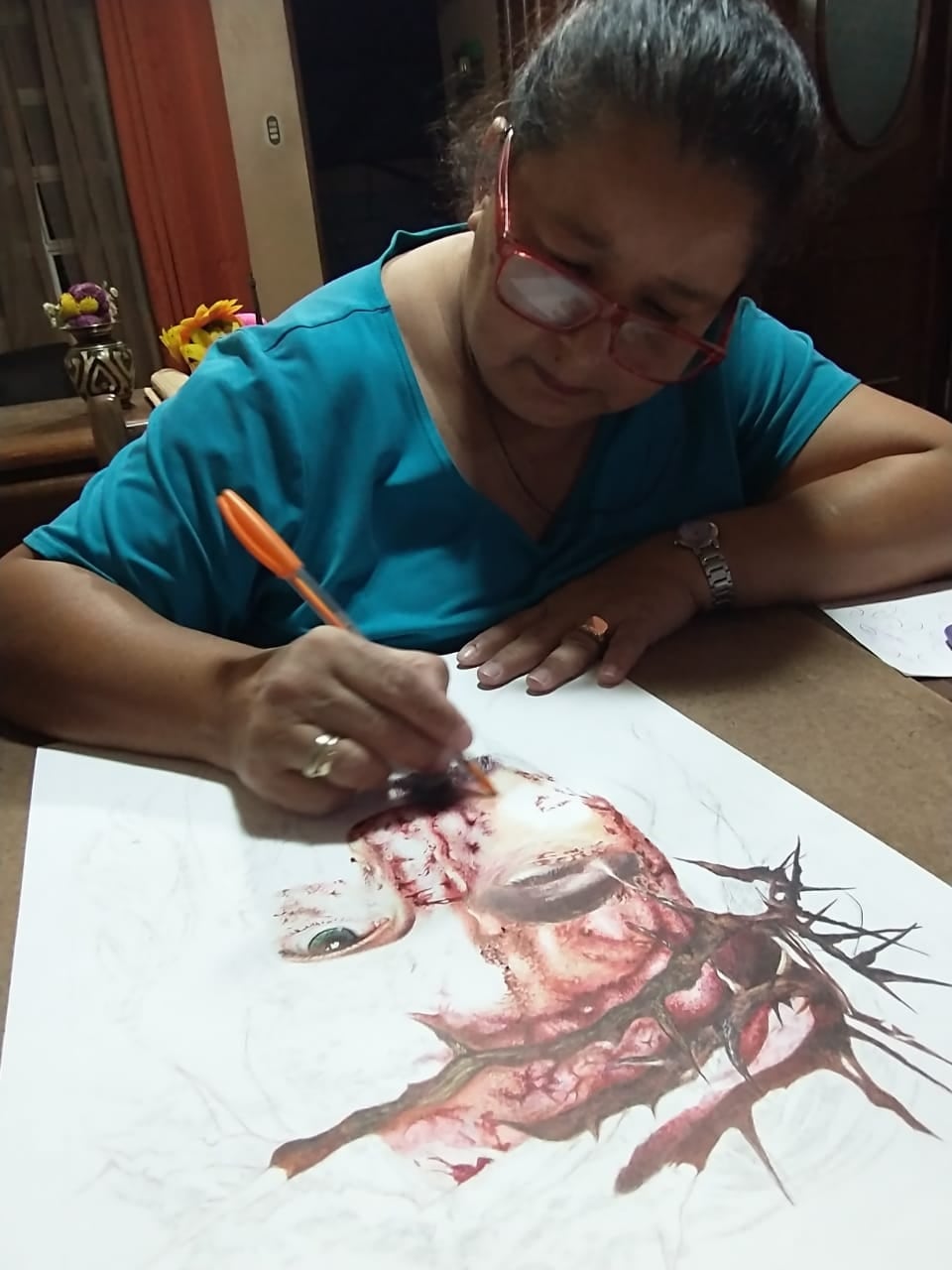 Hellen Guillén Solano es vecina de Heredia, tiene 3 hijos, estudió Diseño Gráfico y hace pinturas preciosas con los lapiceros que venden en menos de 200 colones en cualquier pulpería