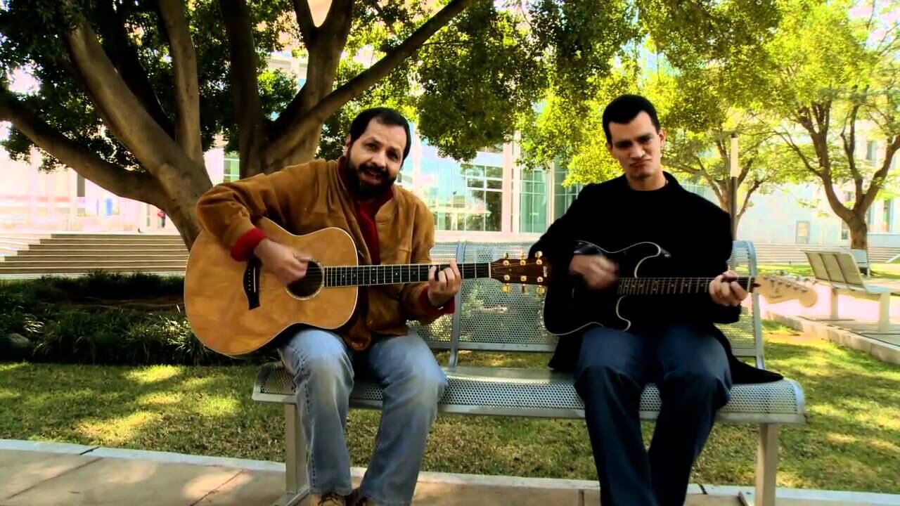 Juan Francisco Troia, compró su entrada para ir a un concierto del cantautor costarricense Martín Valverde. Llegó a disfrutar desde la gradería, pero aquel día de 1995, fue diferente, casi sin darse cuenta ya estaba en la tarima junto a Martín y tocando el piano