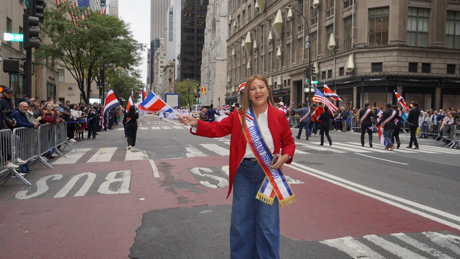 Más de 400 ticos desfilaron el 12 de octubre del 2025 en el Desfile de la Hispanidad sobe la Quinta Avenida de Nueva York. En la foto, Blanca Madrigal, de la organización tica del evento.