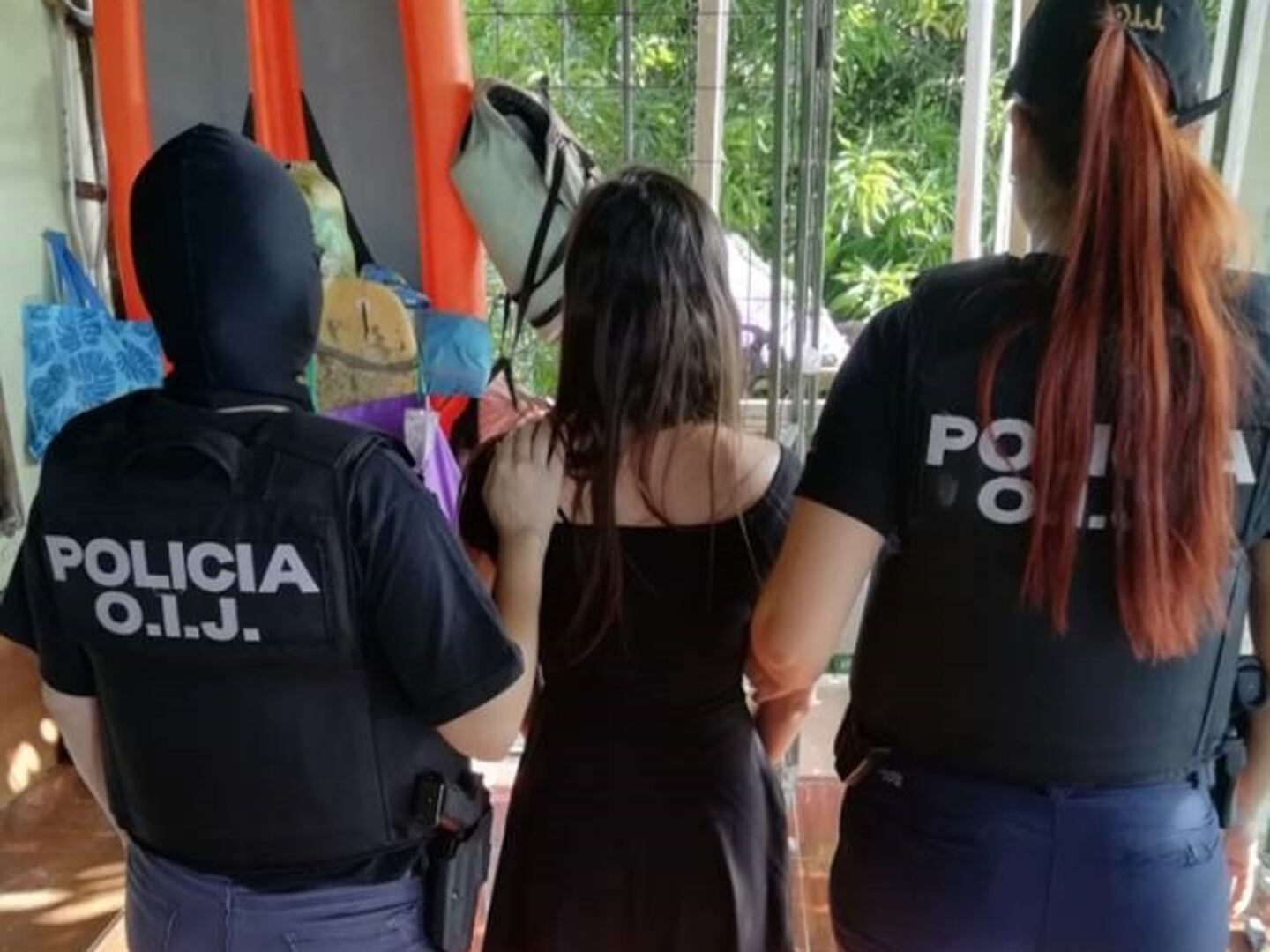 Agarran a una mujer y dos hombres sospechosos de robar en una casa en ...