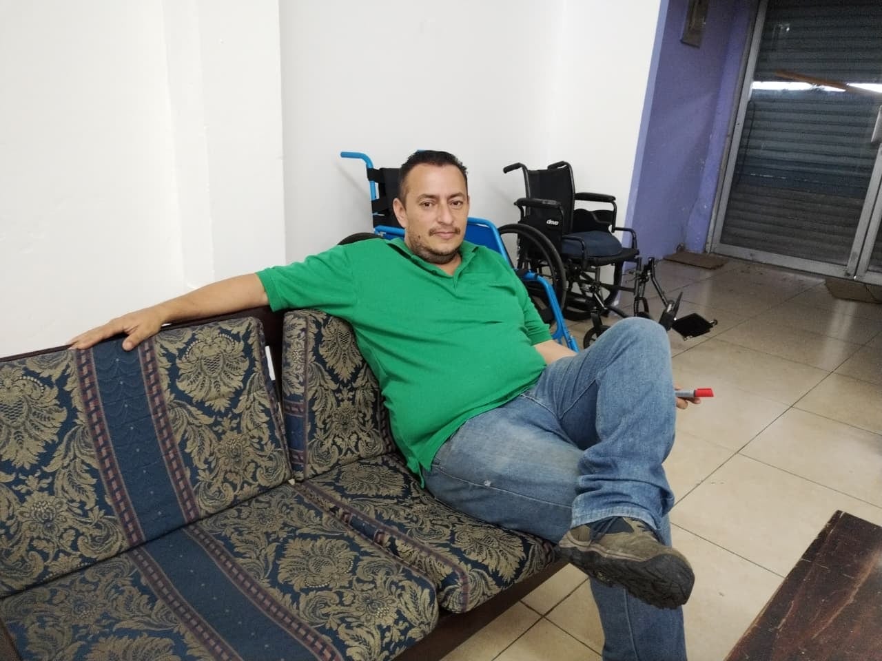 La Fundación ProMundo, organización no gubernamental sin fines de lucro con 20 años de labor humanitaria y reconocida en Costa Rica por el impacto de su proyecto "Chepe se Baña", inauguró +HUMANOS, un nuevo espacio de atención integral en salud diseñado para brindar servicios médicos a personas habitantes de calle, en condición de pobreza extrema y migrantes en tránsito. En la foto, Hazer González Montero.