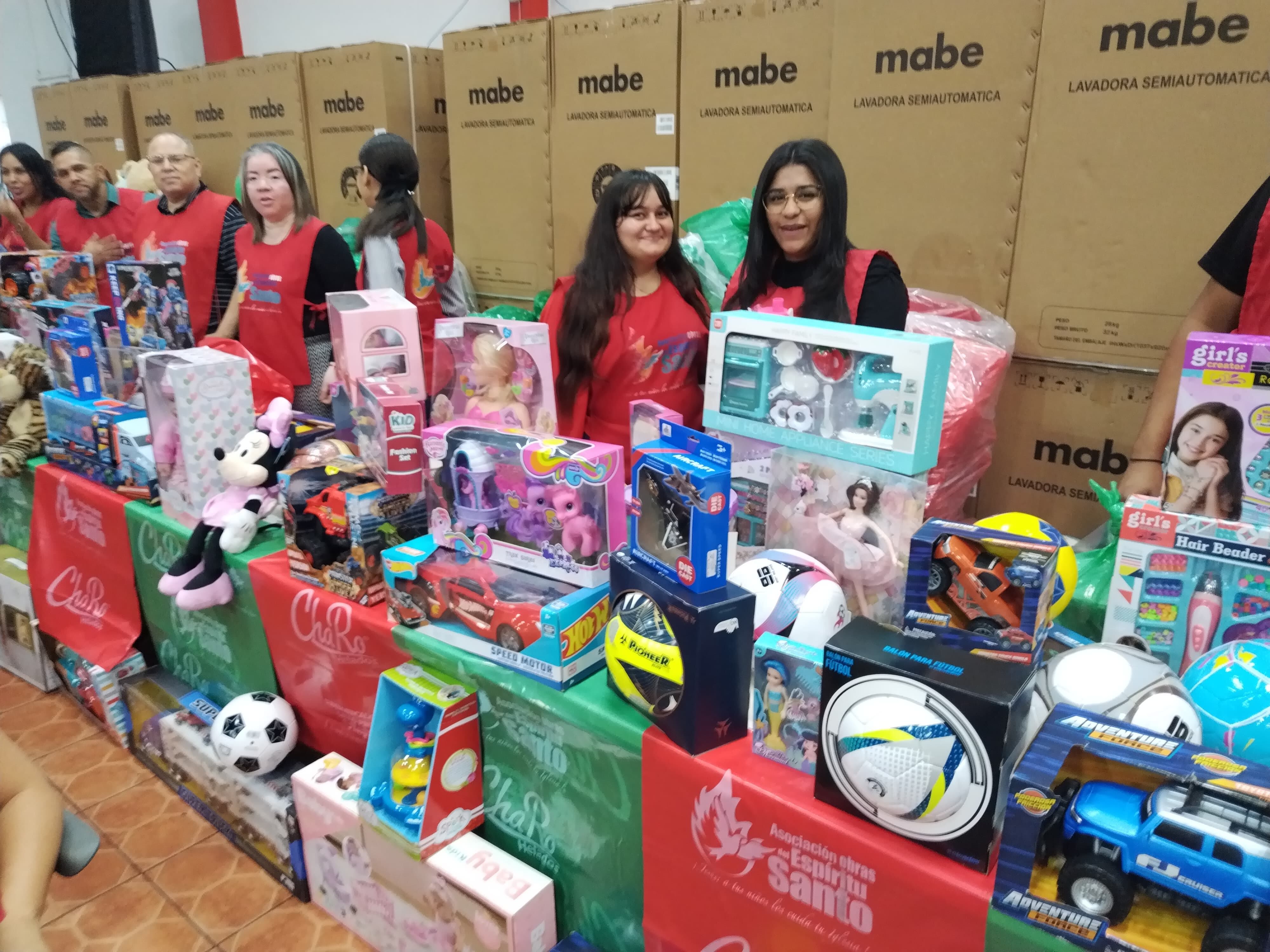 María Gabriela Estrada tiene 9 años y por estos días cuenta las horas porque ya quiere se sea 22 de diciembre, día en que el padre Sergio Valverde de Obras del Espíritu Santo realiza la edición 24 de la Fiesta Nacional de Navidad